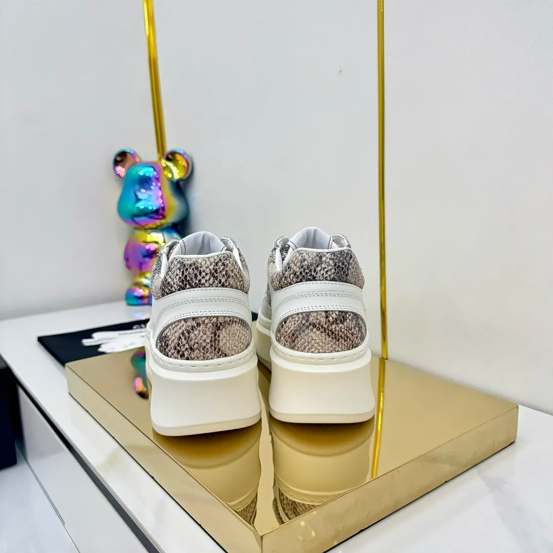 👟👟Ex-factory price 680👟👟 Upgraded version, upgraded version, upgraded version! No rebuttal accepted! ! ! ! Chanel Chanel panda shoes! 2025 counter's top casual sports shoes. This classic design; the upper is electro-embroidered with a variety of techniques; the outsole is fashionable and sporty; the unusual inclusion of a variety of color matching elements... The diversified mix and match is very good-looking and versatile, and can be used for leisure, fashion, sports, and outdoor... ꫛꫀꪝ Go➫ Materials: ❶Upper made of: original imported first-layer silk cowhide + original waterproof cloth + original first-layer cowhide ❷Inner lining: Original Yangli+Net ❸Outsole based on: Original TPU combination outsole Counter boutique packaging complete set for women 35–41 👉 👉 👉 👉 👉 👉 👉